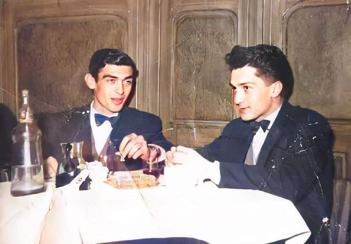 Dy pejanët në një foto